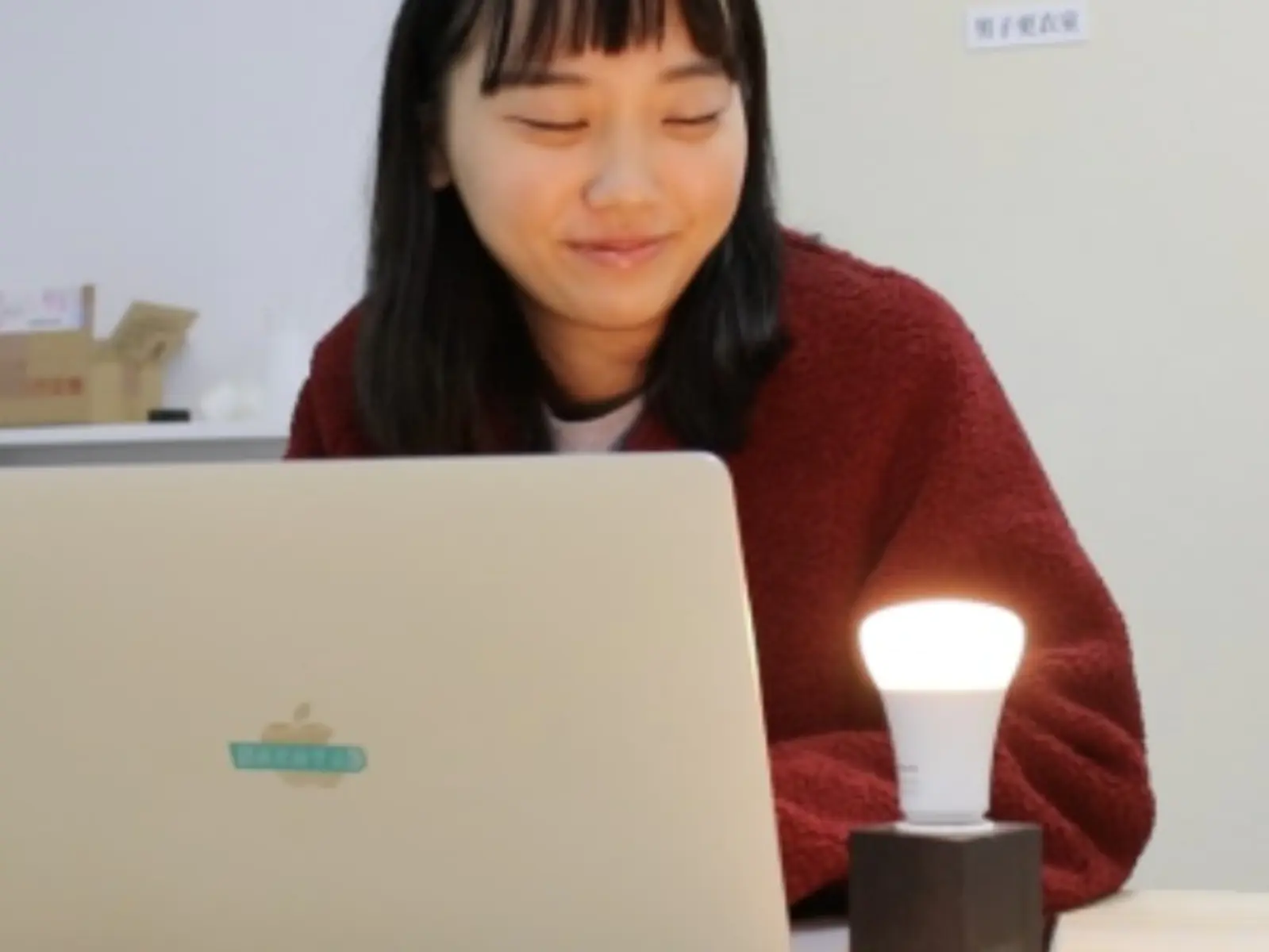 日本無用發明家藤原麻里菜發明「分手通知燈」，成為去死去死團標配單品！
