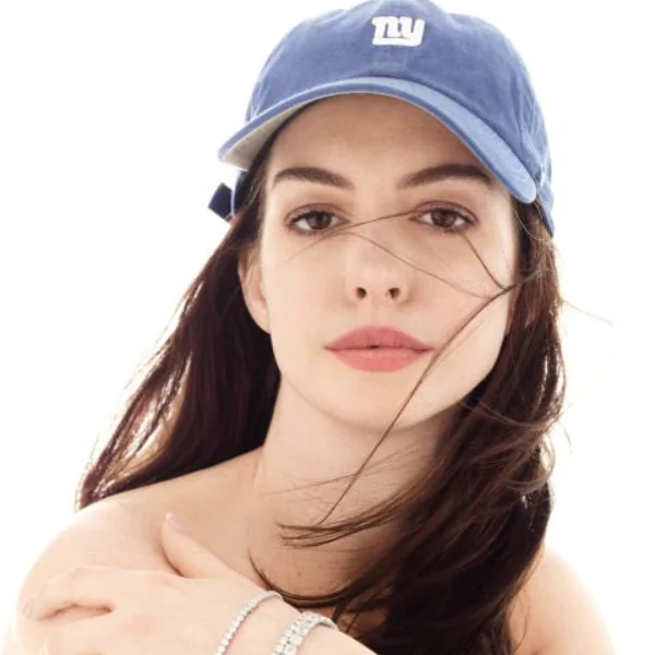 這兩個孩子的媽你信？安海瑟薇剛生完依舊比妳還少女！凍齡密技全靠「一天 2 次」？
