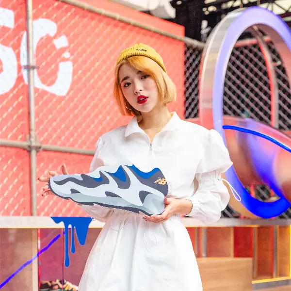 只有十天！New Balance 850把信義區變成遊樂場了，盪鞦韆、溜滑梯任你「頑翻天」！