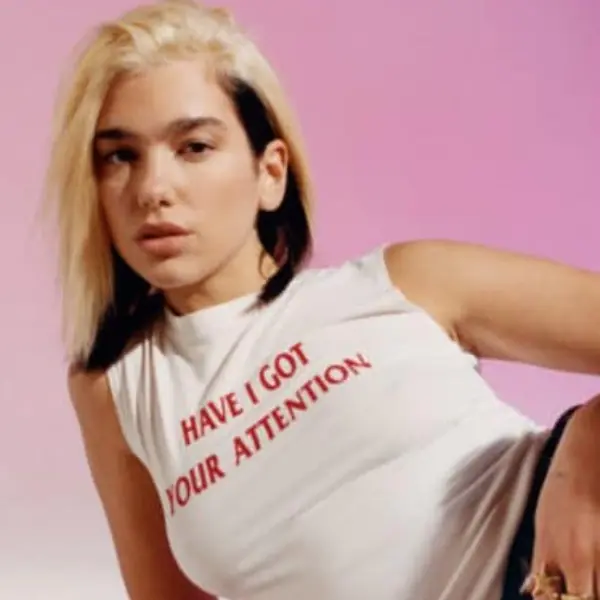 這你看得懂嗎？Dua Lipa 頂全新髮型亮相！網笑：好像相撲剃光頭⋯