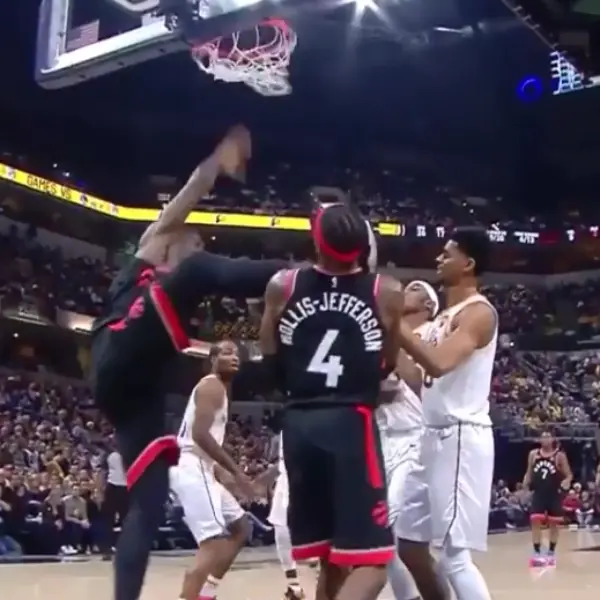 NBA 速報／有夠衰！暴龍 Ibaka 單手灌籃「太爽」腳抬超高，誤「重踹」隊友頭部倒地不起！