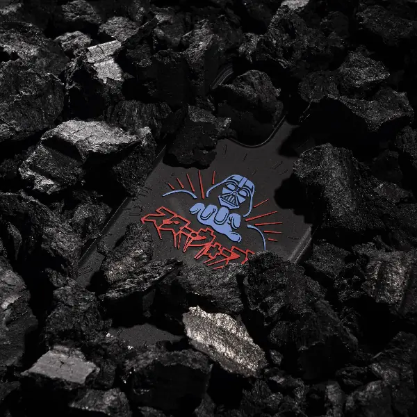 手握這款犀牛盾防摔手機殼，肯定是星際大戰硬派粉了！