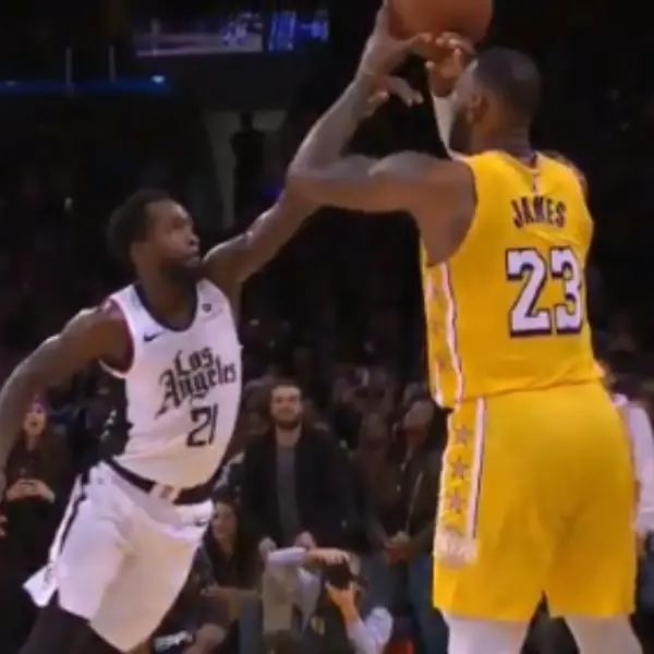 NBA 速報／超刺激聖誕大戰！詹皇最後關頭被 Beverley 蓋鍋，湖人 5 分差敗給快艇苦吞 4 連敗！