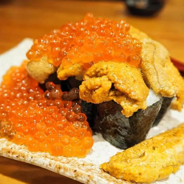 滿到噴發的海膽＋鮭魚卵小山！日本人激推的大阪高 CP 值居酒屋，厚切生魚片吃到爽