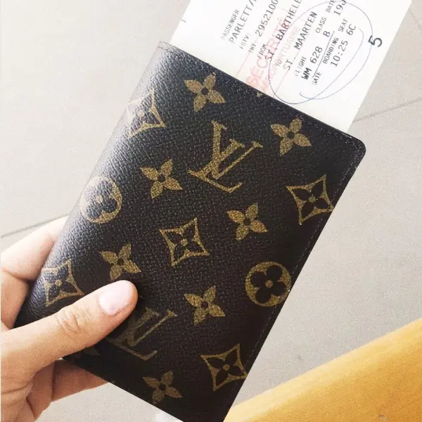 買不起包就買套！4 款小資女也能入手的「精品護照套」平價又實用！