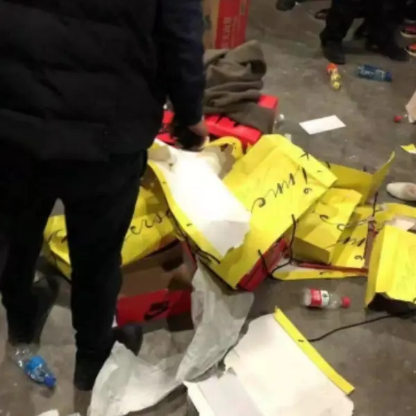 回顧去年球鞋亂象層出不窮，竟還有人用來「交易毒品」！鞋迷：「真的母湯啊！」