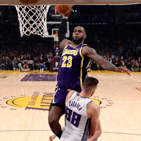 阻擋朕只有死路一條！盤點詹皇生涯「最暴力 5 大灌籃」，就連 Tim Duncan 也被顏扣撞飛過！