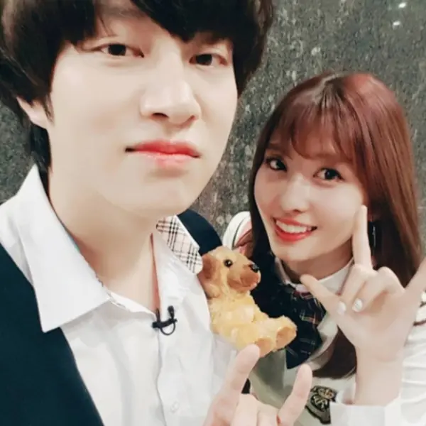2020 第一對明星情侶誕生！金希澈正式認愛「TWICE」Momo，相差 13 歲前後輩擦出愛火！