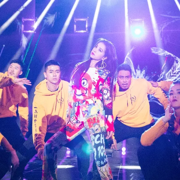 天后蔡依林身穿 MOSCHINO 分身術伴粉絲跨新年