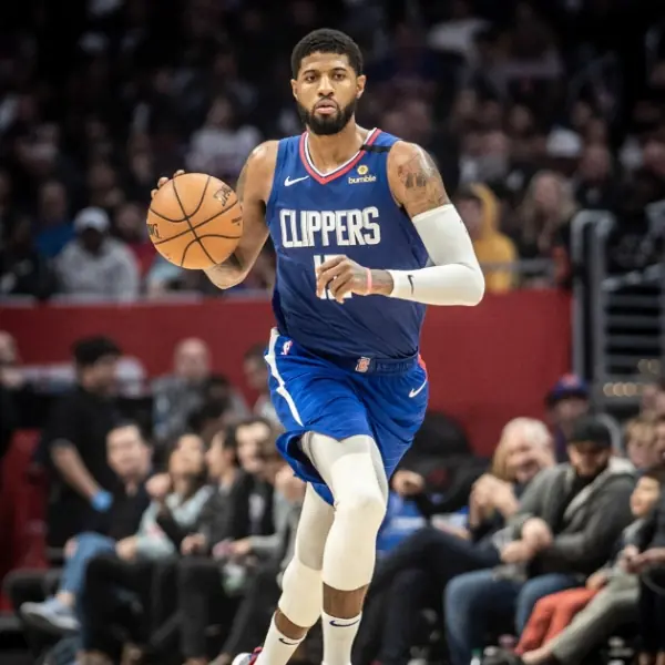 NBA 速報／跪著看完！Paul George 上演超扯「極限角度」拋投命中，讓場邊隊友一致抱頭傻眼！
