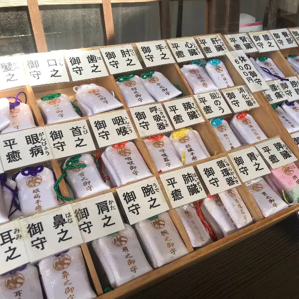 你有聽過「突觸御守」嗎？日本這間神社的「身體御守」分類比醫院門診還細，連屁股都能幫你守護！