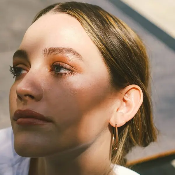 NETFLIX《安眠書店》樂芙私下形象超反差！「性感冷豔」的眼神全靠動了這「 2 個手腳」！