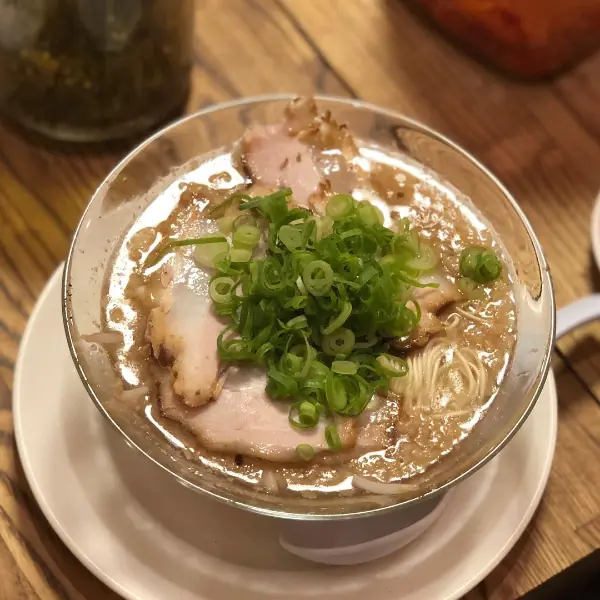 整碗滿滿都是油！日本超狂重口味「背脂 100% 」拉麵，網友：感覺吃完會拉出一堆油⋯