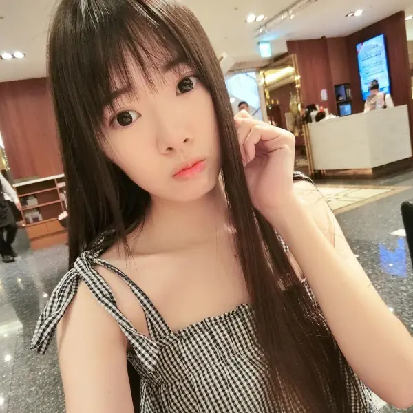 躺著爽賺！清純實況主 24 小時不關台⋯睡覺兩腿開開「肉色神秘三角洲」高清全程放送