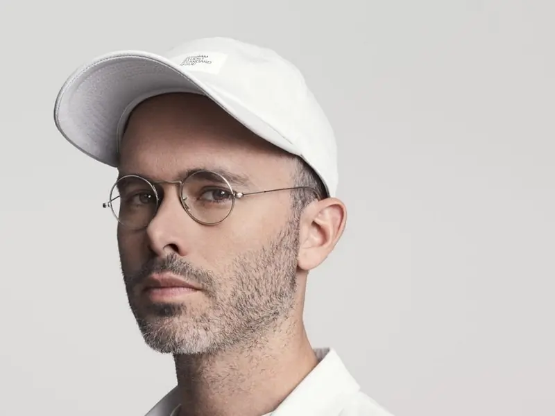色盲藝術家是如何讓 DIOR、保時捷爭相找他合作？以前你要知道 KAWS，現在你必須認識 Daniel Arsham