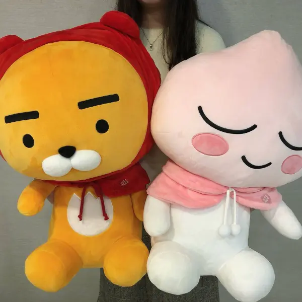 「萊恩抱枕」史上最巨萌！超商推出超療癒 Kakao Friends 週邊，還可以踩在  Ryan 臉上量體重！