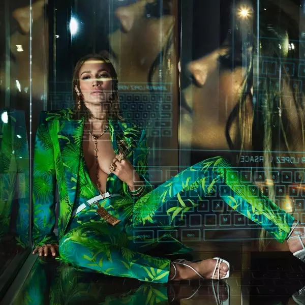 Versace 2020 春夏系列廣告  特邀國際巨星珍妮佛羅培茲擔綱演出