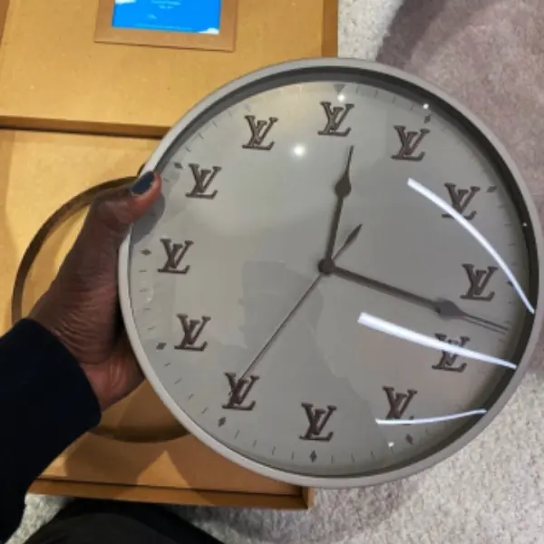 比 IKEA 聯名時鐘更想入手！LV 這回竟然要「送鐘」，但你想買還不見得可以順利購入！