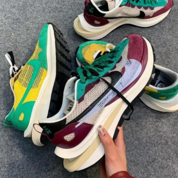 現在搶 2019 年版本會被說「俗氣」！因為鞋迷期待的全新 Sacai x Nike 已經在路上了！