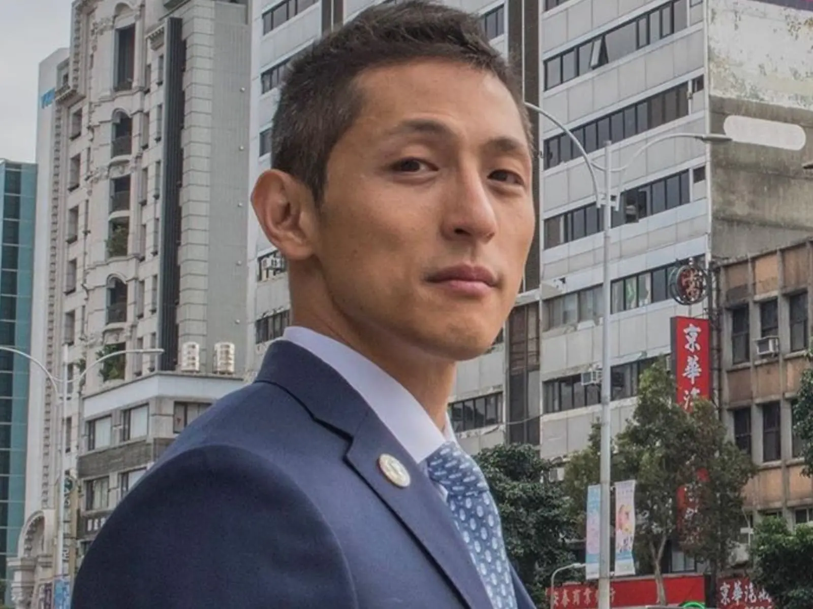 吳怡農白衫藏勇猛肌肉！41 歲結實身材靠 2 招保養技巧～