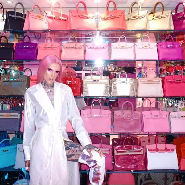 保鑣 24 小時護包包！名媛 Kylie、網紅 Jeffree⋯3 位富婆「包櫃大 PK」誰的曬包行徑最瘋狂？