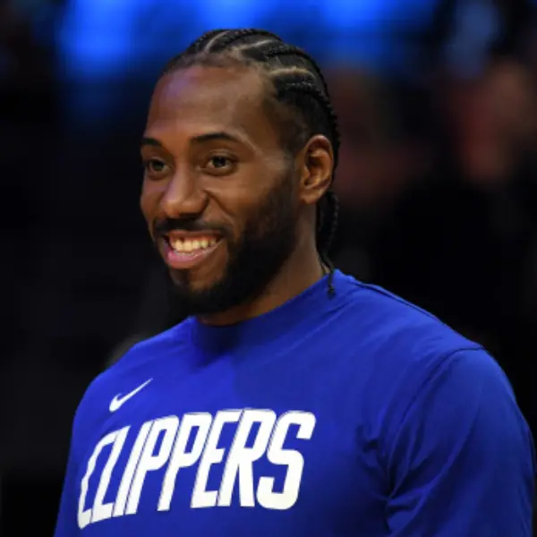 這畫面太反差！Kawhi Leonard 去脫衣俱樂部被網友拍到，邊撒鈔票邊摸屁股感覺超 Chill！