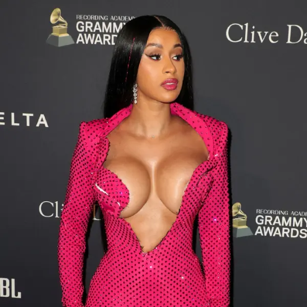現場抓給你看！Cardi B 火辣秀出渾圓美胸，老公 Offset 大膽「摸球」放閃！