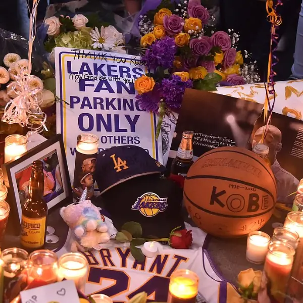 送他最後一程！球迷湧現洛杉磯湖人主場哀悼 Kobe Bryant，男女粉絲齊聚悲傷懷念...