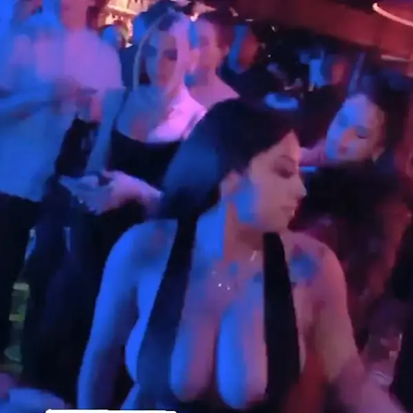 Dua Lipa 在葛萊美會後派對上大玩「向脫衣舞孃撒鈔票」，享受富豪作風狂歡方式！