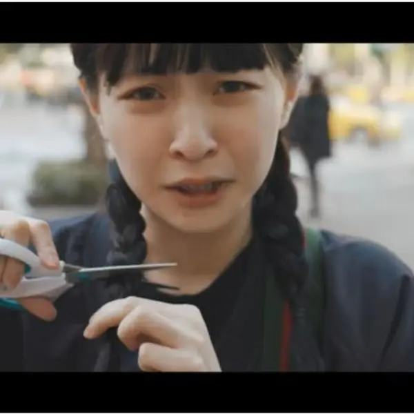 本本「1萬賣頭髮」！一刀直接剪掉辮子「秒變短髮」⋯加碼曝：剃光頭也可以！
