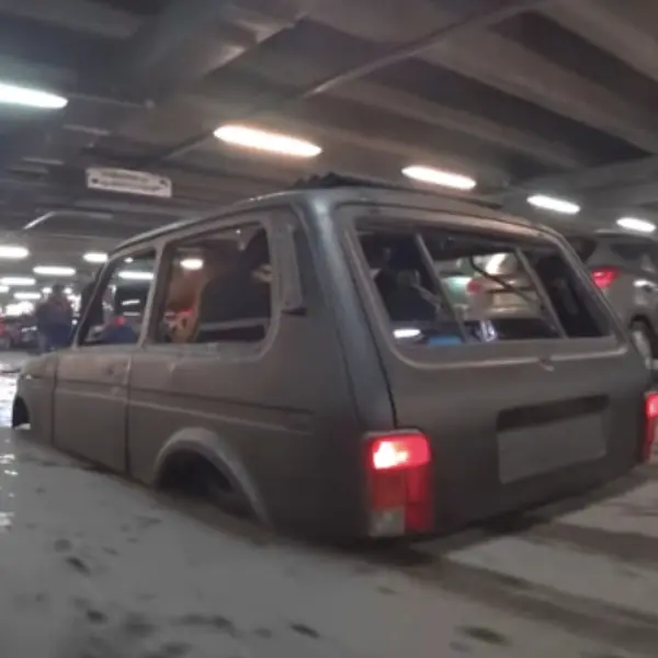 低到輪胎看不見！俄羅斯人打造「史上最低」獵奇改裝車，街上趴趴走、360 度甩尾都沒問題！