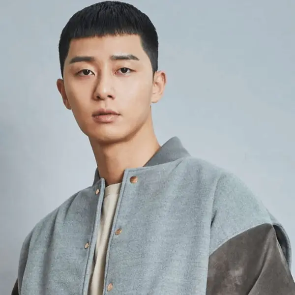 神還原漫畫角色！朴敘俊《梨泰院 Class》開播，31 歲還能駕馭妹妹頭全靠「這些細節」！