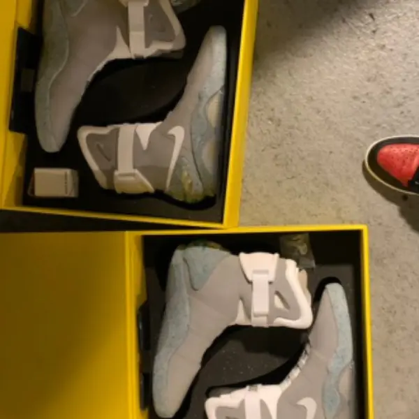現賺 1800 萬台幣！外國網友意外獲得 6 雙 Nike Air Mag，鞋迷：「他上輩子肯定救了地球  」