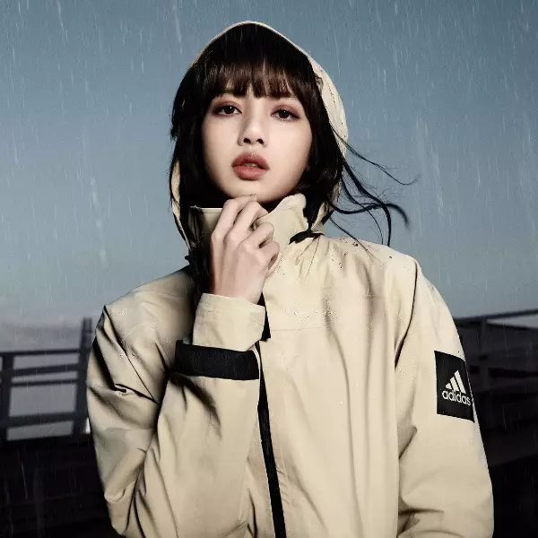 BLACKPINK Lisa率性演繹adidas MYSHELTER防水風衣外套 科技機能材質搭配經典風衣剪裁 不畏晴雨盡情探索城市