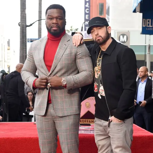 真哥們！阿姆罕見專程出席 50 Cent 星光儀式，深情告白：「我就想讓他知道我有多喜歡他！」