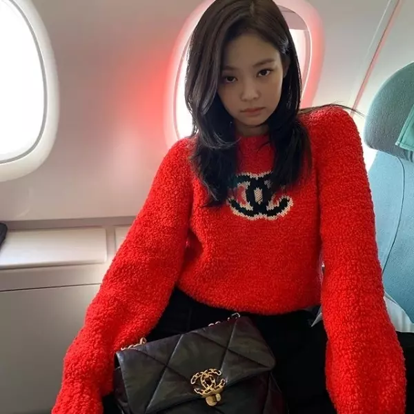 連 Jennie 都不揹迷你包了～2020 「最火包款」是這 3 咖！那個超巨香奈兒全包軌！