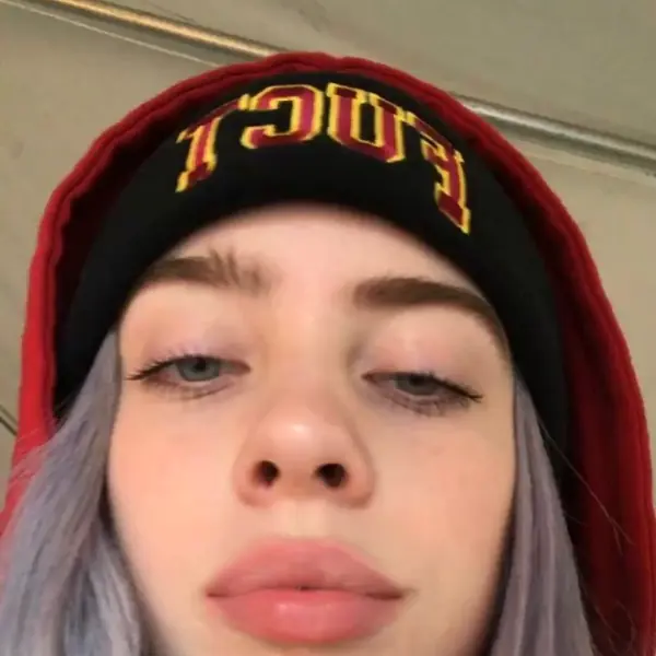直接掰彎！為啥男生女生都愛 Billie Eilish 的帥臉？因為她「這裡」動了手腳！