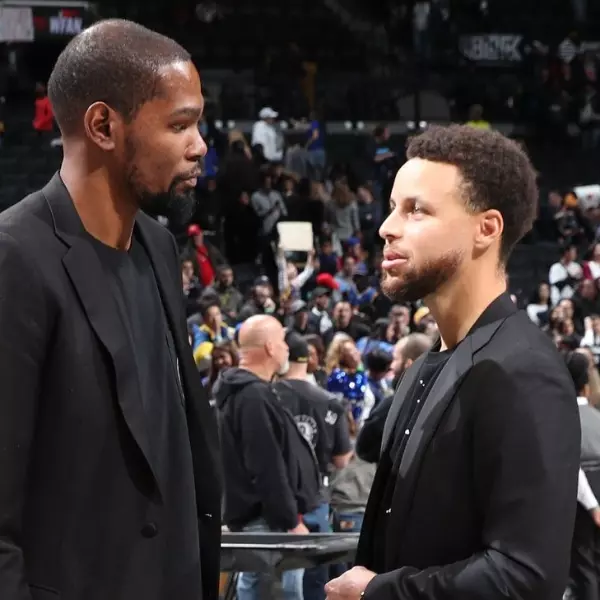 想你了兄弟！籃網勇士一戰 KD 與 Curry 見面直接深情大擁抱，兩人相談甚歡讓網友直呼超感動！