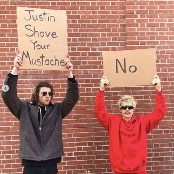 國外「抗議瑣碎小事」爆紅的小哥，竟請到 Justin Bieber 一起舉牌！？看完牌子上的字網友笑到跪了～