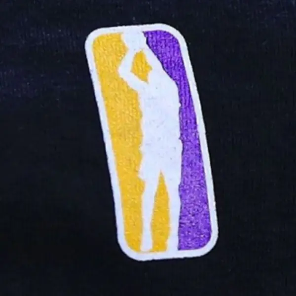 這件一定要收！Kobe 紫金跳投紀念 Tee 釋出，網友：「這件買起來當傳家寶！」