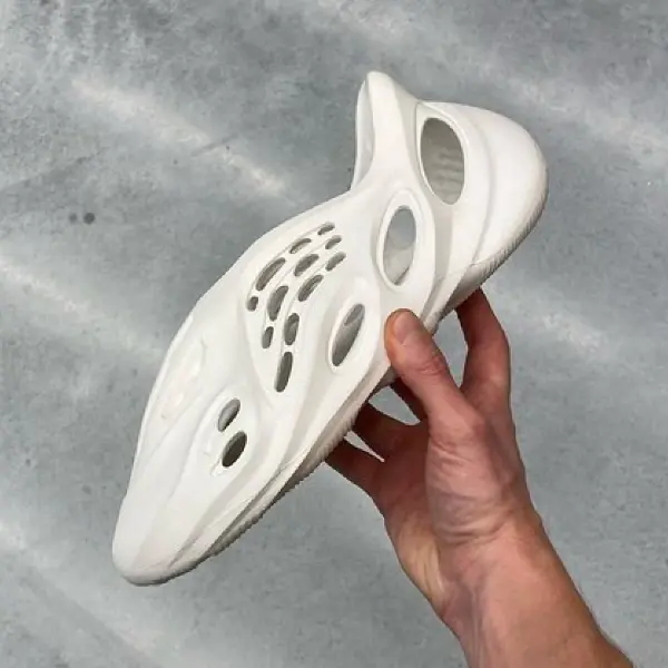 原來是手機殼，我還以為是 Yeezy 呢！最獵奇的「椰子鞋」即將開賣，這次你想搶嗎？