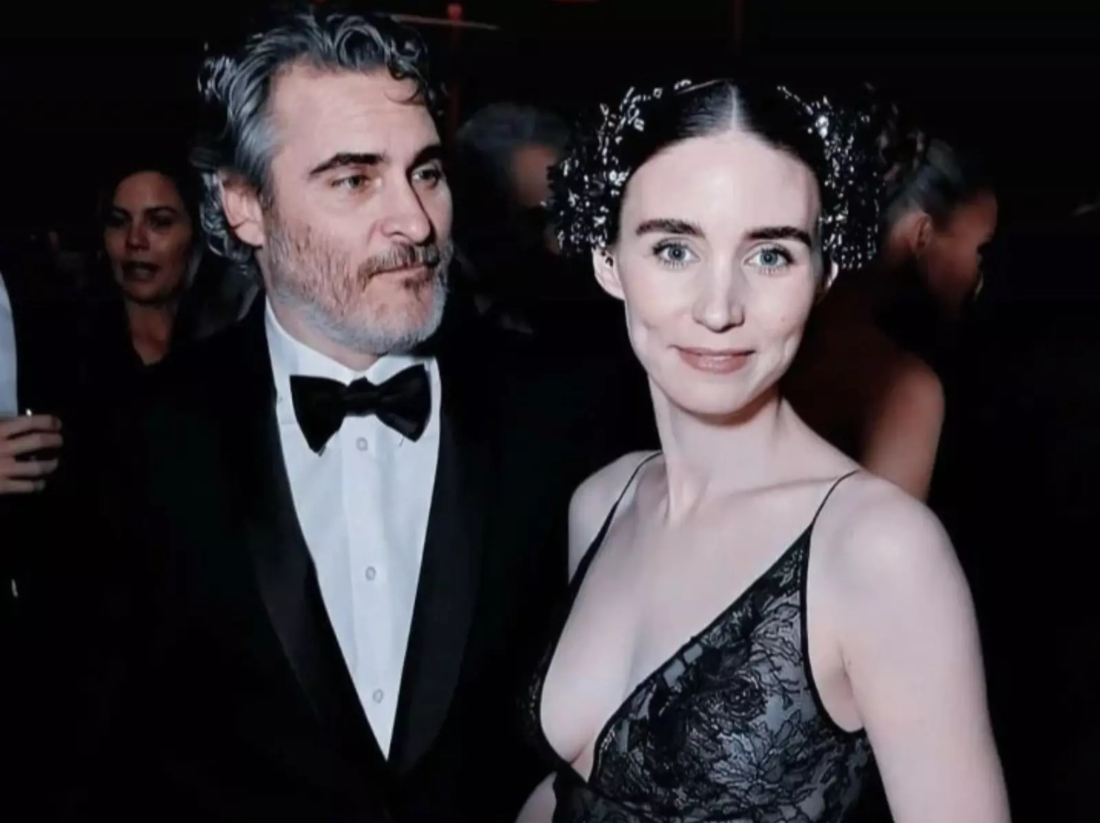 「瓦昆菲尼克斯老婆」魯妮瑪拉 Rooney Mara 全黑穿搭超時髦！靠 3 招「All Black」也能多變化！