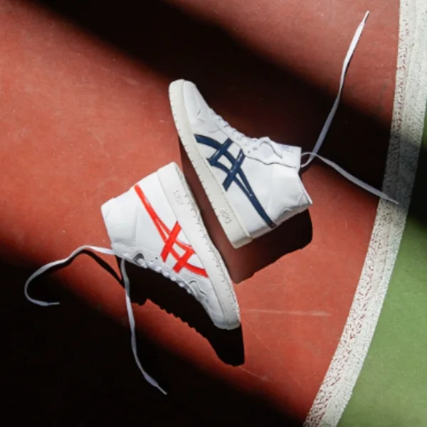 ASICS「JAPAN L」經典復古籃球鞋 全白鞋身搭配透明膠感虎爪線條 情人節最低調放閃首選