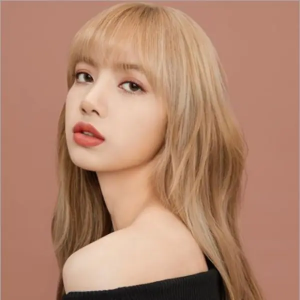 掰了招牌金髮！BLACKPINK 成員 Lisa 曝光「長髮全染黑」最新造型，判若兩人令粉絲驚呆！