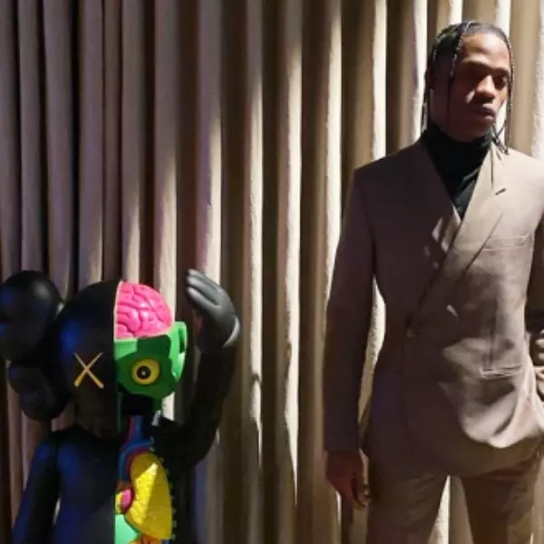 送女兒破萬美元 Kaws 座椅！Travis Scott 超狂「Kaws 收藏」不只球鞋，網友：「跪求雙方快聯名！」