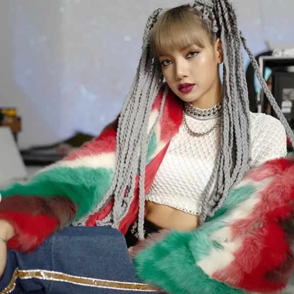 BLACKPINK Lisa 要推出個人服裝品牌了！？但品牌名稱卻引粉絲擔心：「該不會又被陰了吧⋯」