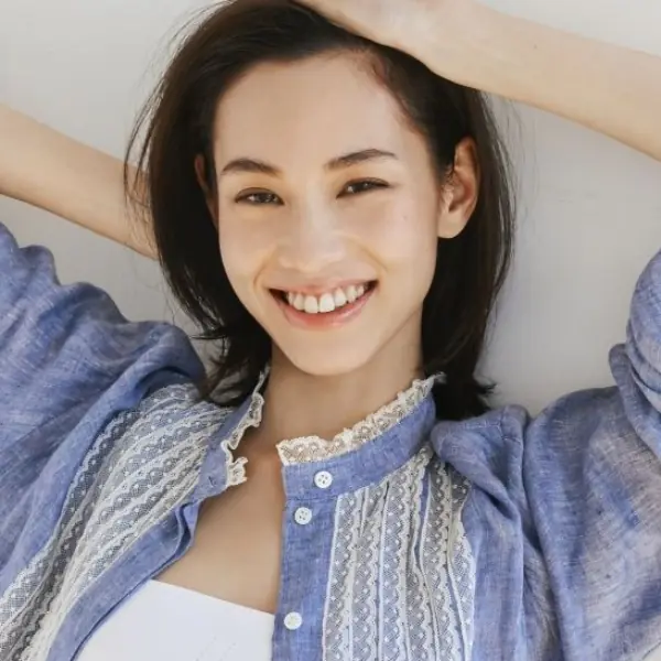 誰還跟你櫻桃小嘴？現在「闊嘴」才性感！安海瑟薇、水原希子...揭秘 5 位「大嘴女神」的化妝技巧！