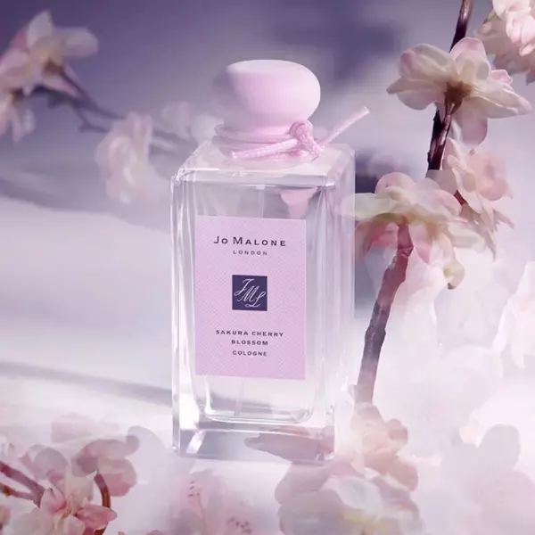美到崩潰！「Jo Malone 櫻花香」復刻回歸，質感爆棚的「霧粉色」看著看著就療癒了⋯