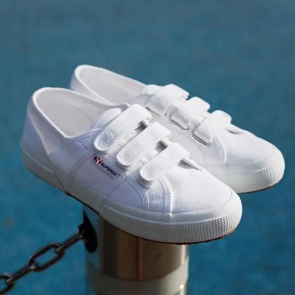 Vans、Converse 外不易撞款小白鞋推薦：Muji 隱藏好物 $195 防水防污！