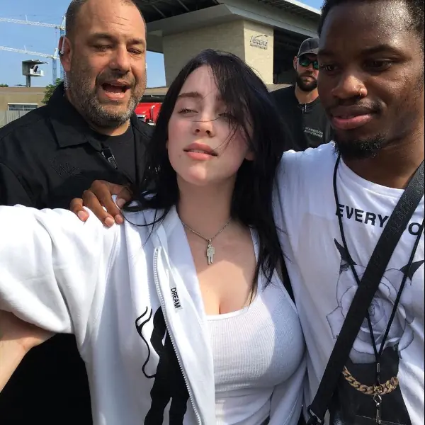 寬鬆潮衣下其實藏著巨乳！Billie Eilish 總穿超大尺碼，霸氣宣告：「18 歲之後再考慮秀身材」！